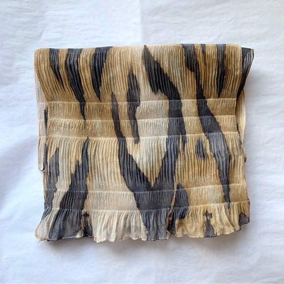Stylized tiger stripe pleated scarf - Picture 4 of 5